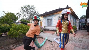 '2 ngày 1 đêm - Chuyện chưa kể': Dương Lâm - Cris Phan hợp nhau 'quậy' um sùm tiểu phẩm bưng hoa đến che hình Ngô Kiến Huy