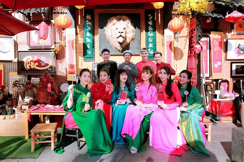 Dàn nghệ sĩ Việt diện áo dài đón xuân sớm tại Phố ông đồ NVH Thanh Niên