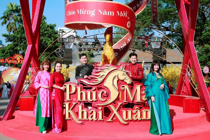 Dàn nghệ sĩ Việt diện áo dài đón xuân sớm tại Phố ông đồ NVH Thanh Niên