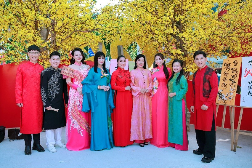 Dàn nghệ sĩ Việt diện áo dài đón xuân sớm tại Phố ông đồ NVH Thanh Niên