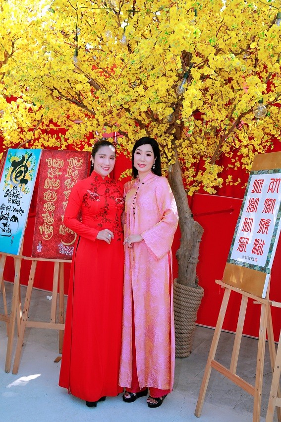 Dàn nghệ sĩ Việt diện áo dài đón xuân sớm tại Phố ông đồ NVH Thanh Niên