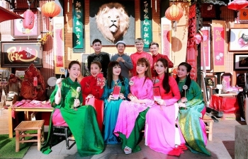 Dàn nghệ sĩ Việt diện áo dài đón xuân sớm tại Phố ông đồ NVH Thanh Niên