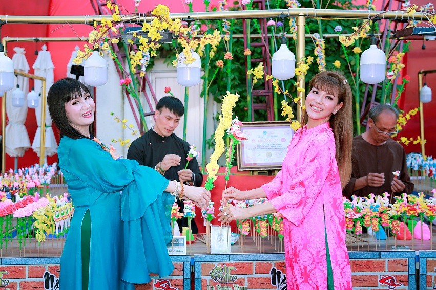 Dàn nghệ sĩ Việt diện áo dài đón xuân sớm tại Phố ông đồ NVH Thanh Niên