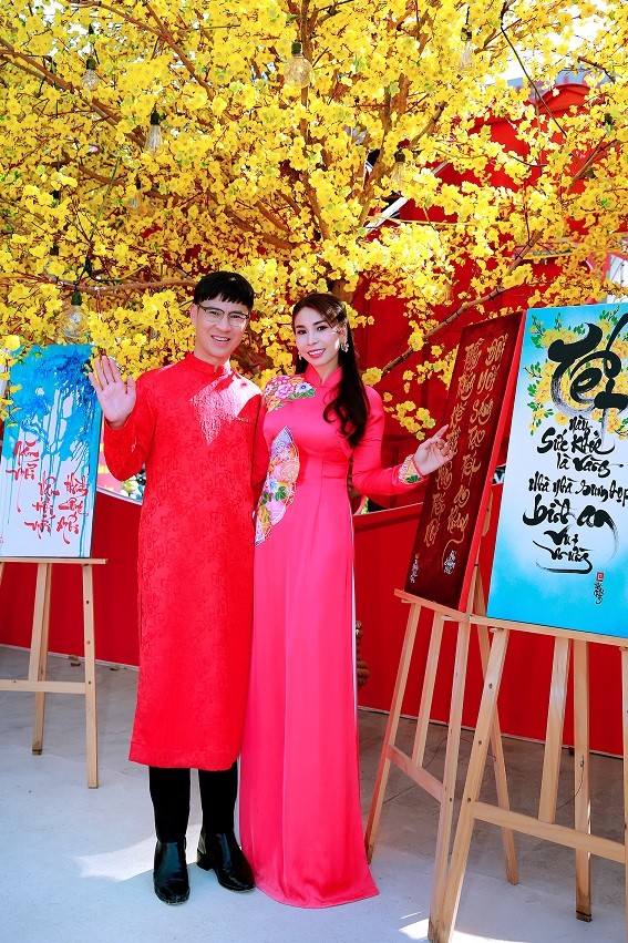 Dàn nghệ sĩ Việt diện áo dài đón xuân sớm tại Phố ông đồ NVH Thanh Niên
