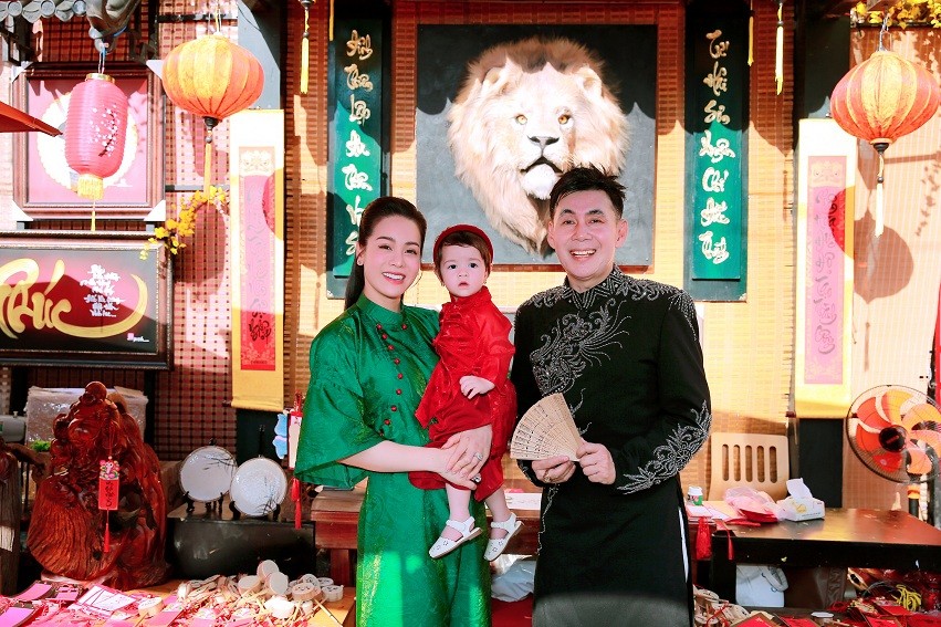 Dàn nghệ sĩ Việt diện áo dài đón xuân sớm tại Phố ông đồ NVH Thanh Niên