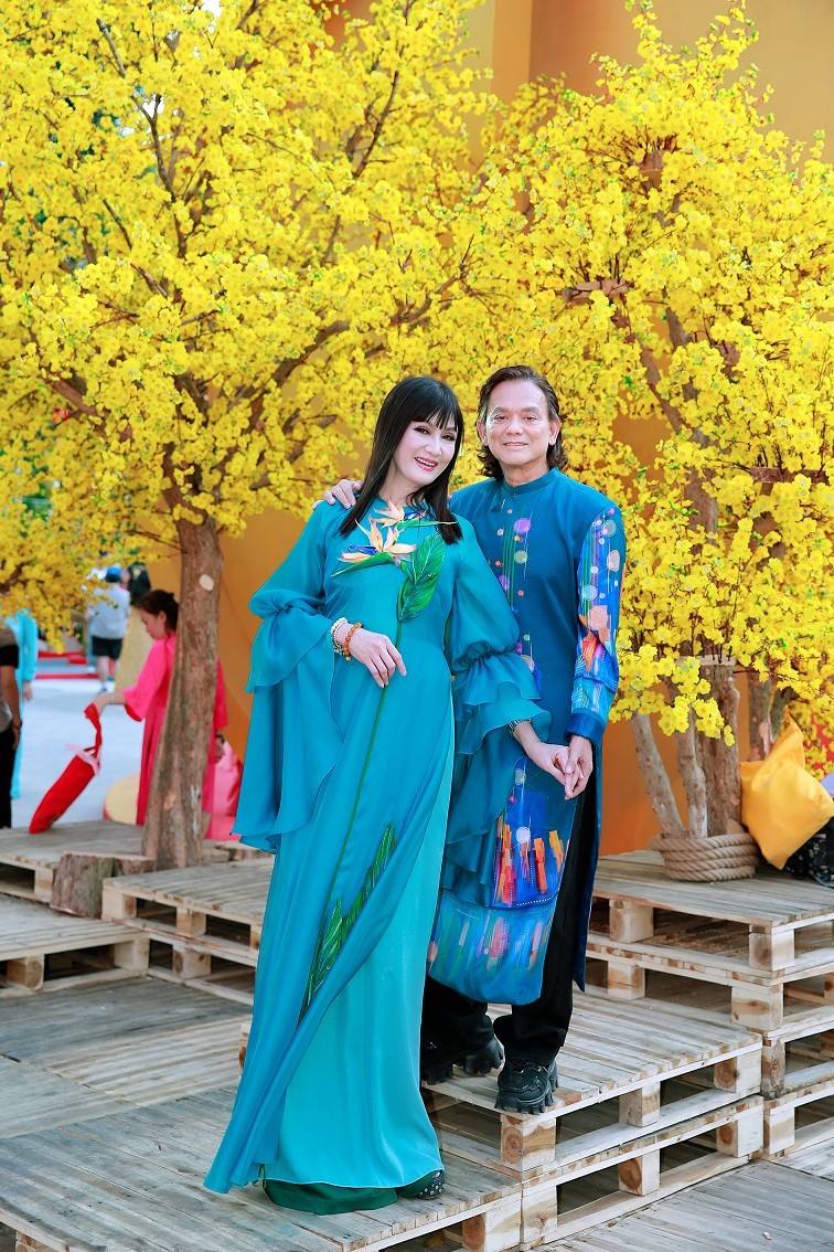 Dàn nghệ sĩ Việt diện áo dài đón xuân sớm tại Phố ông đồ NVH Thanh Niên