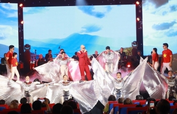 Liveshow ở tuổi U90 của nhạc sĩ Nhật Minh bùng nổ với dàn sao Việt cực chất