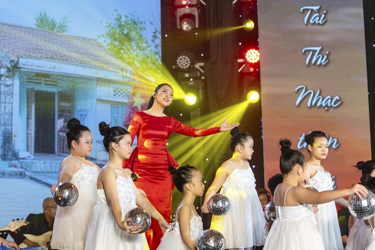 Liveshow ở tuổi U90 của nhạc sĩ Nhật Minh bùng nổ với dàn sao Việt cực chất