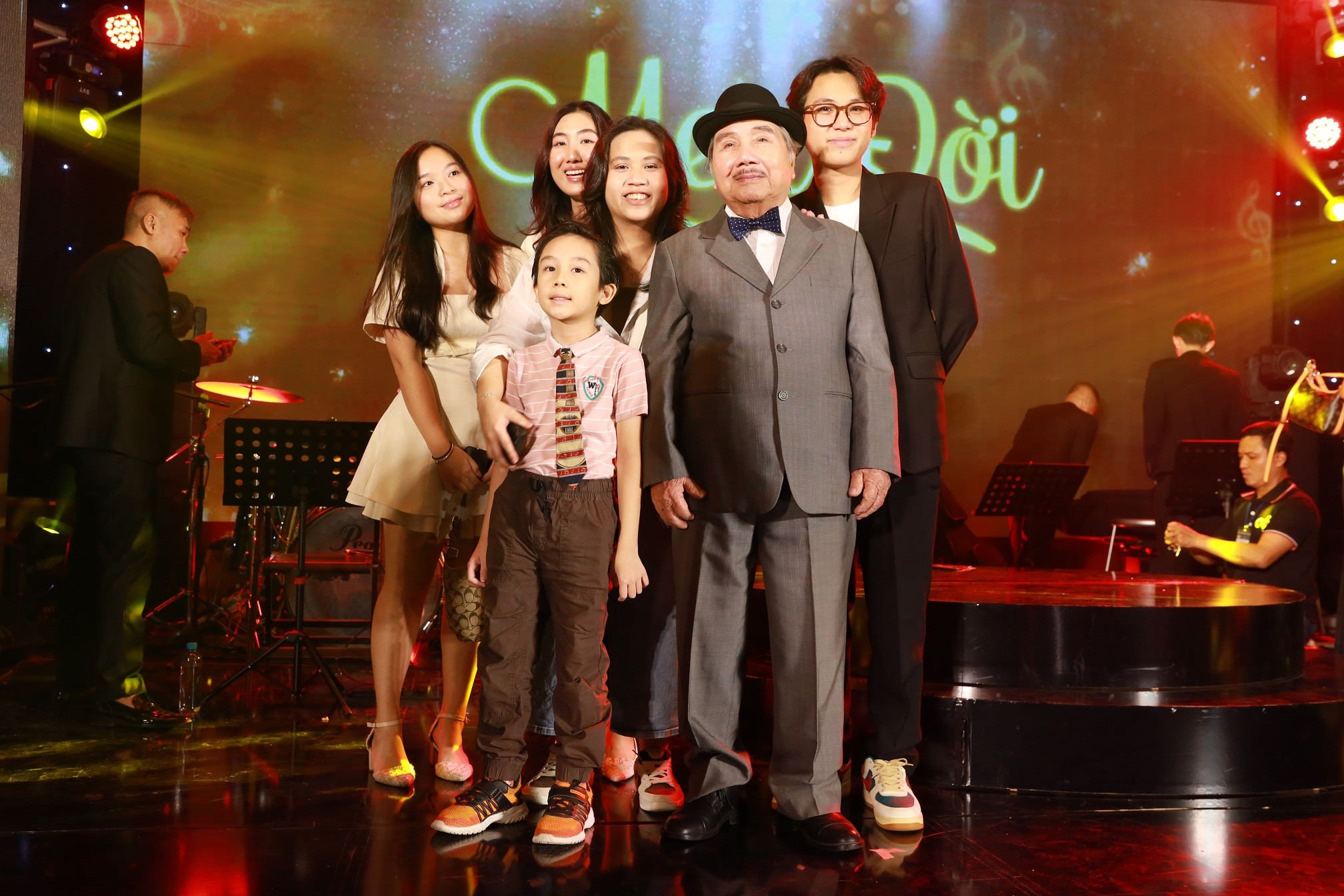 Liveshow ở tuổi U90 của nhạc sĩ Nhật Minh bùng nổ với dàn sao Việt cực chất