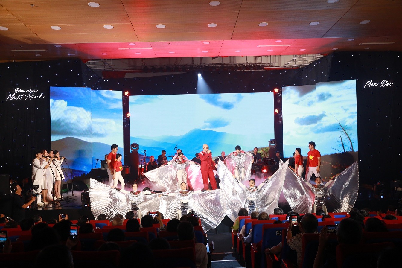 Liveshow ở tuổi U90 của nhạc sĩ Nhật Minh bùng nổ với dàn sao Việt cực chất