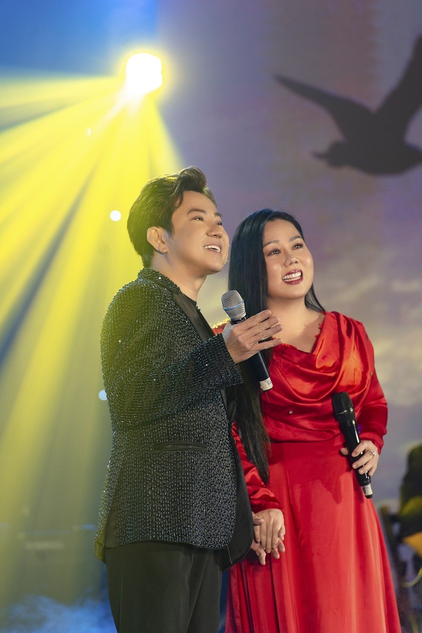 Liveshow ở tuổi U90 của nhạc sĩ Nhật Minh bùng nổ với dàn sao Việt cực chất