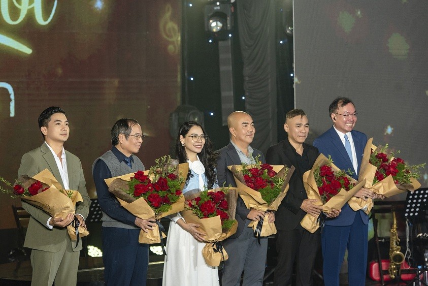 Liveshow ở tuổi U90 của nhạc sĩ Nhật Minh bùng nổ với dàn sao Việt cực chất