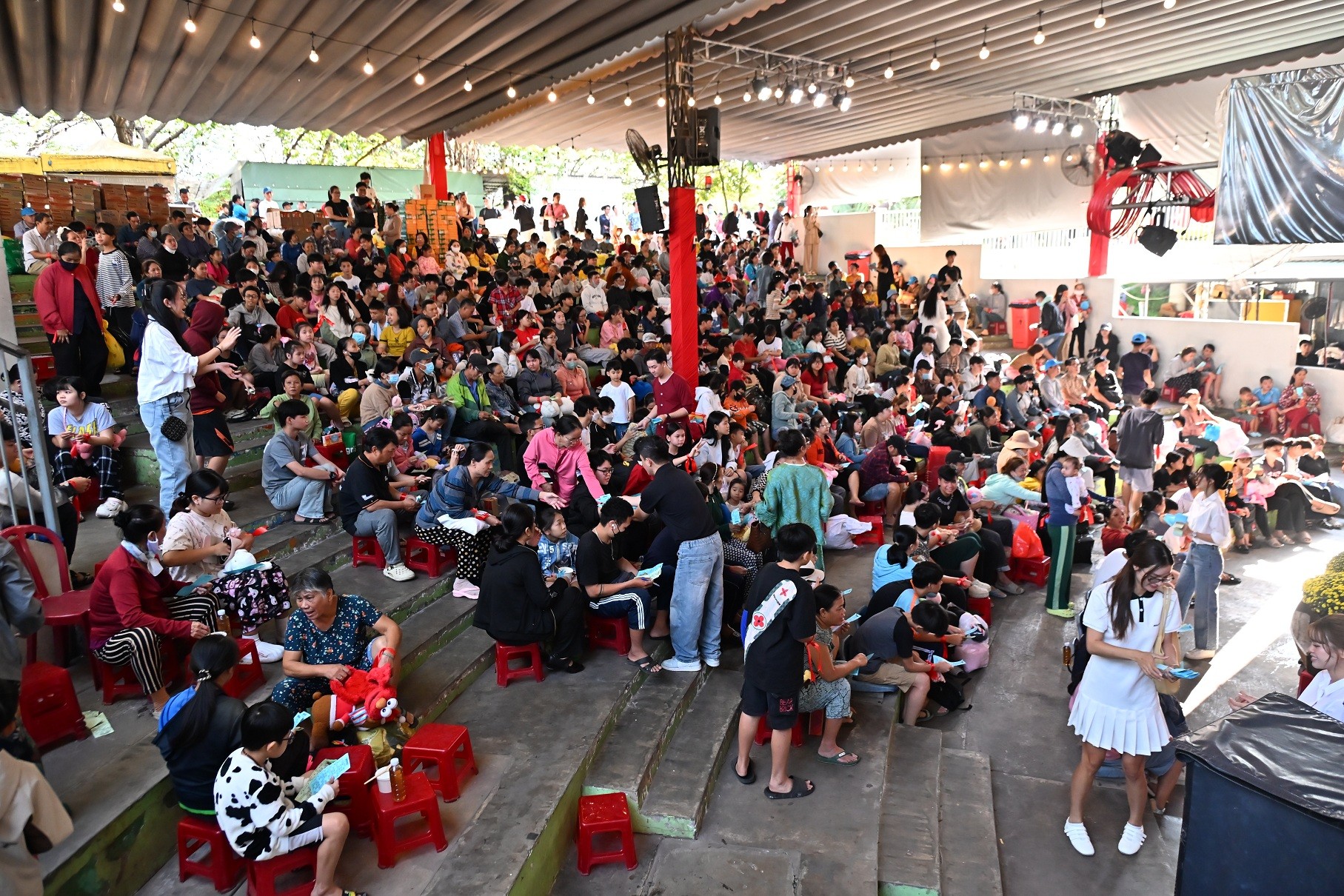 Nhiều nghệ sĩ đồng hành cùng 'Hạt gạo chia đôi' chăm lo Tết cho gia đình bị ảnh hưởng bởi HIV/AIDS