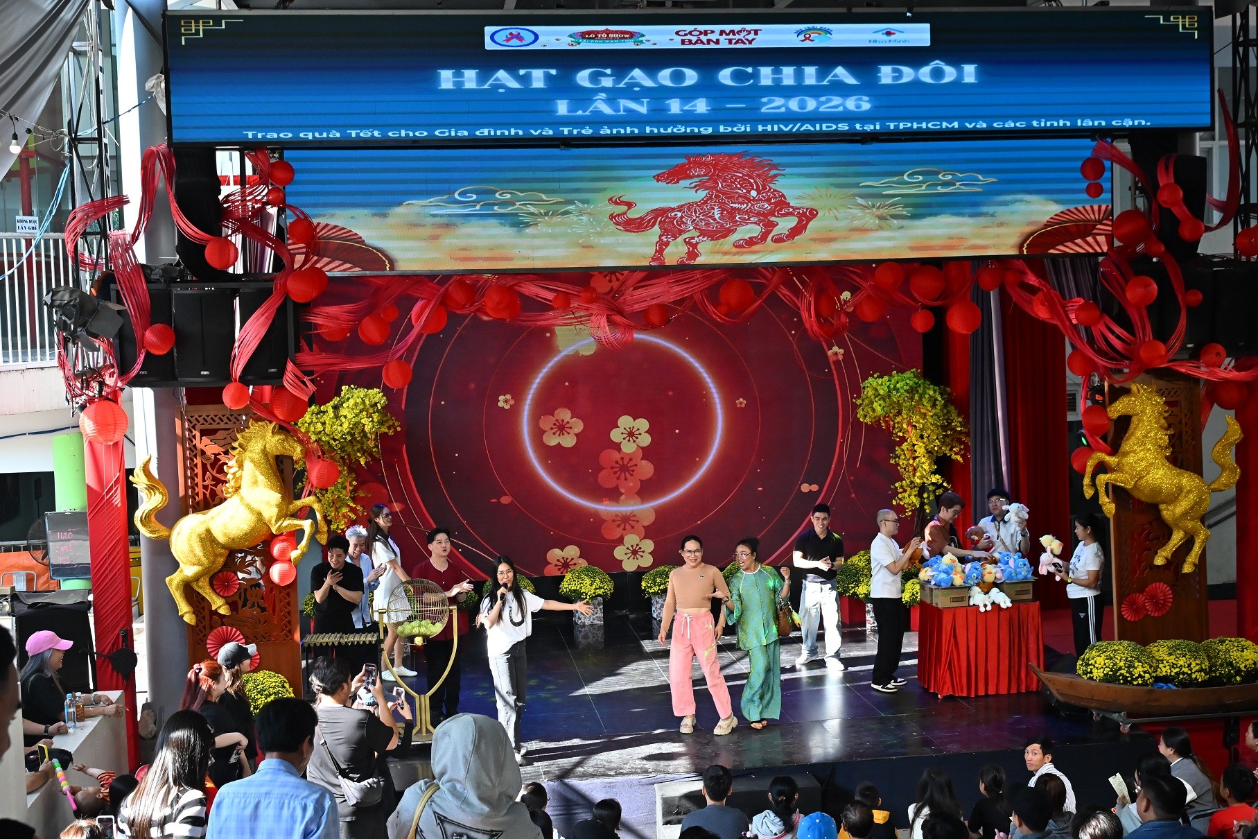 Nhiều nghệ sĩ đồng hành cùng 'Hạt gạo chia đôi' chăm lo Tết cho gia đình bị ảnh hưởng bởi HIV/AIDS