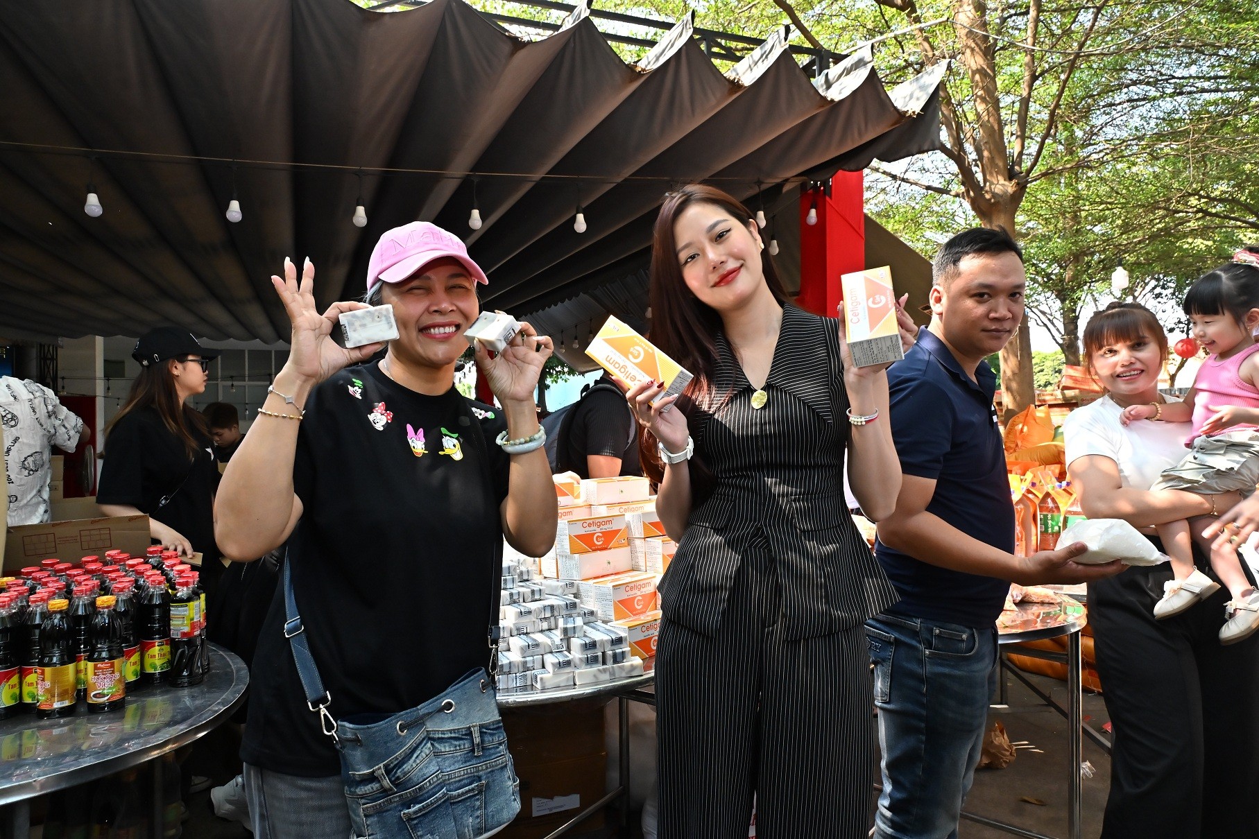 Nhiều nghệ sĩ đồng hành cùng 'Hạt gạo chia đôi' chăm lo Tết cho gia đình bị ảnh hưởng bởi HIV/AIDS