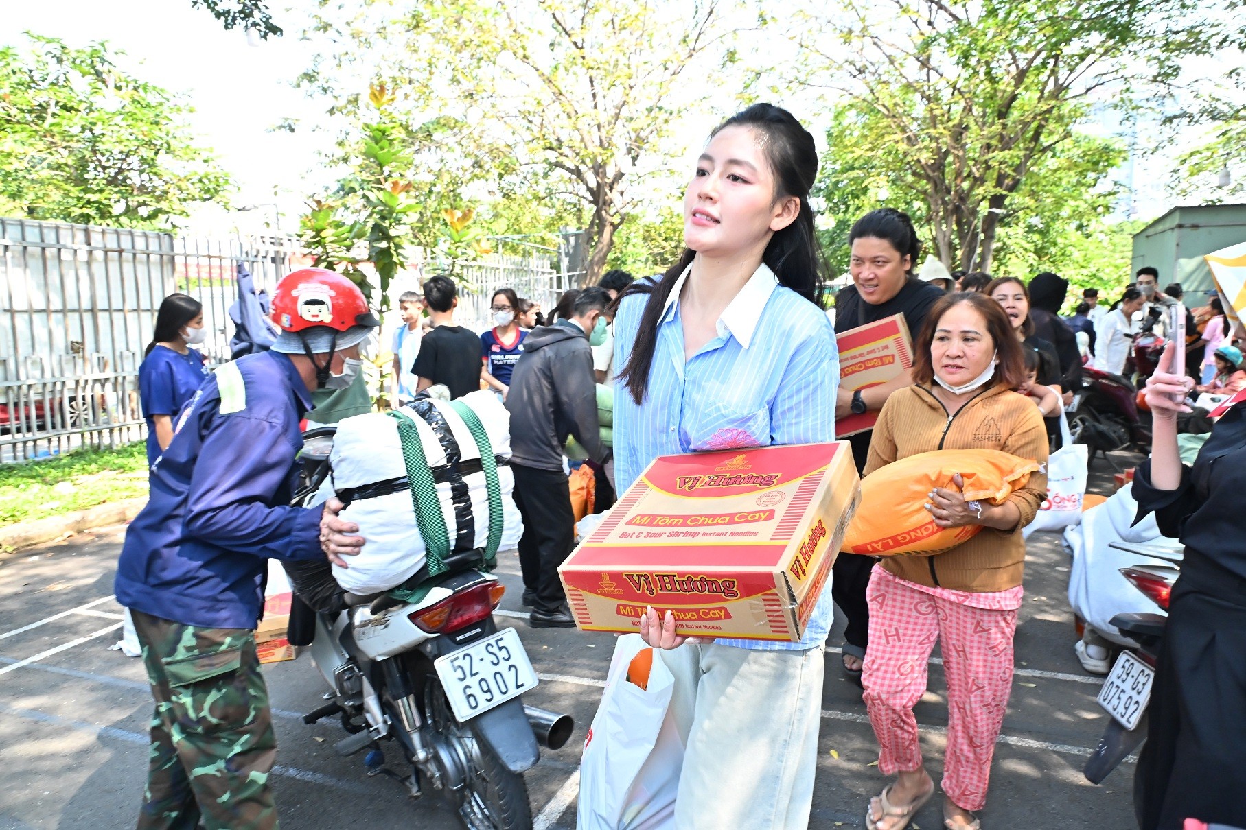 Nhiều nghệ sĩ đồng hành cùng 'Hạt gạo chia đôi' chăm lo Tết cho gia đình bị ảnh hưởng bởi HIV/AIDS