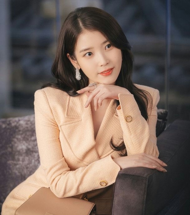 IU hóa thành tài phiệt giàu tham vọng trong 'Perfect Crown'