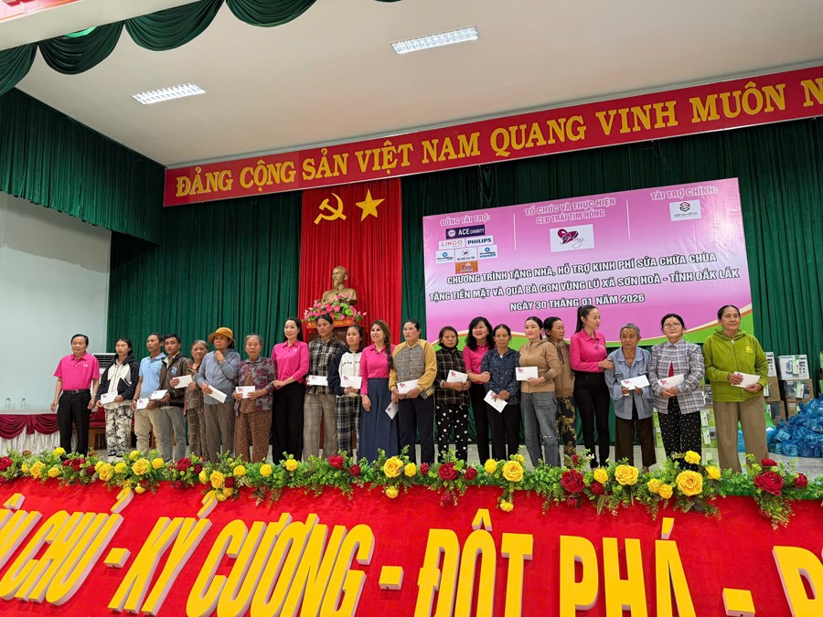 NSND Trịnh Kim Chi mang Tết sớm cho bà con bị ảnh hưởng lũ lụt