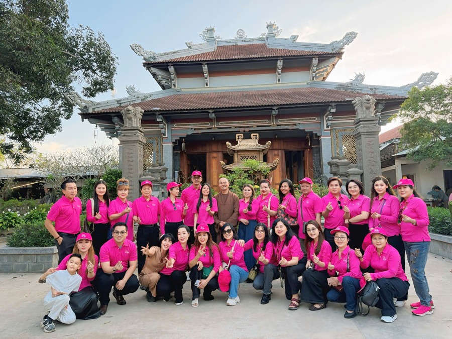 NSND Trịnh Kim Chi mang Tết sớm cho bà con bị ảnh hưởng lũ lụt