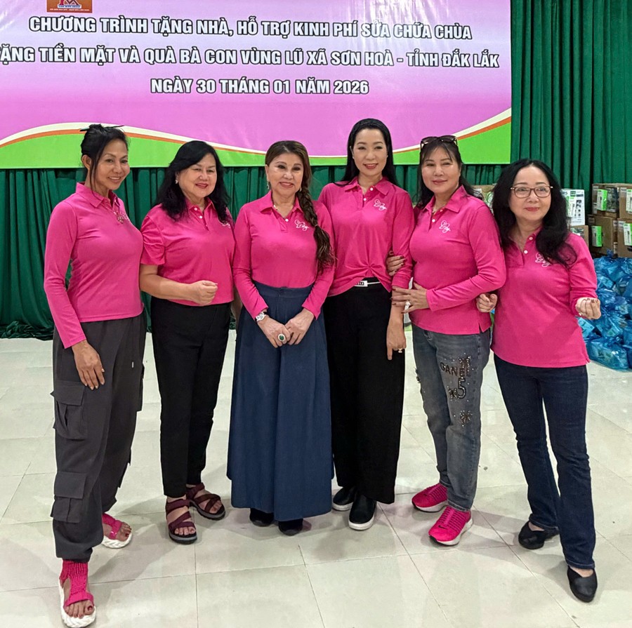 NSND Trịnh Kim Chi mang Tết sớm cho bà con bị ảnh hưởng lũ lụt