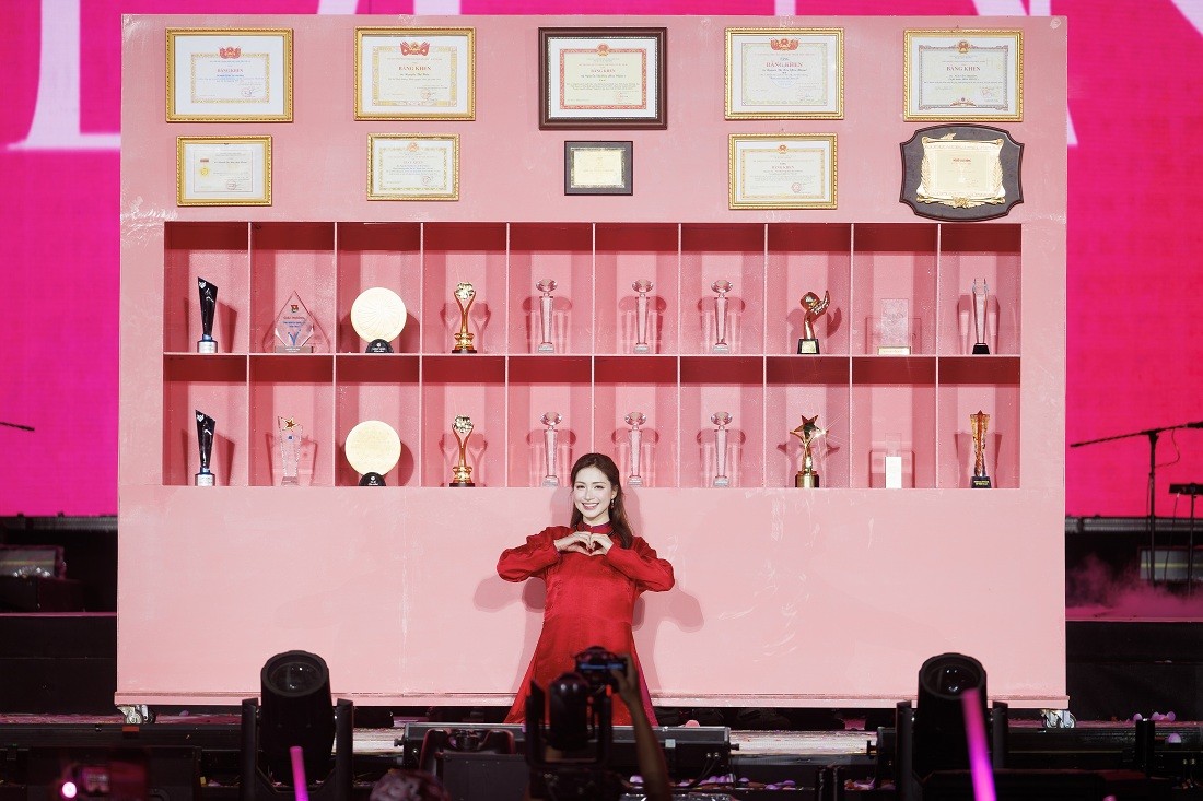 Fan Concert đầu năm 2026 rực rỡ hoành tráng của Hòa Minzy