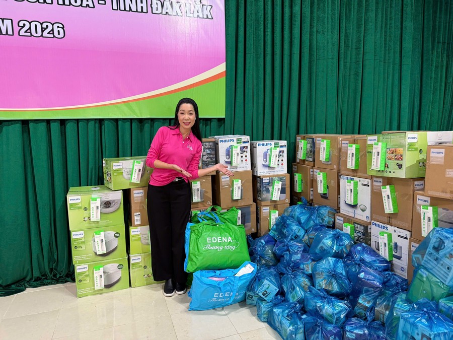 NSND Trịnh Kim Chi mang Tết sớm cho bà con bị ảnh hưởng lũ lụt