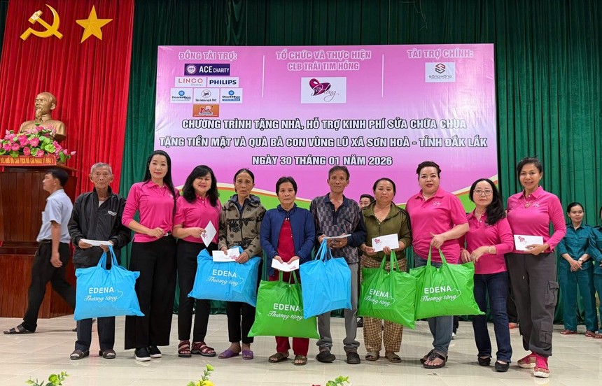 NSND Trịnh Kim Chi mang Tết sớm cho bà con bị ảnh hưởng lũ lụt