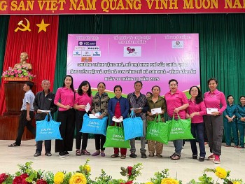 NSND Trịnh Kim Chi mang Tết sớm cho bà con bị ảnh hưởng lũ lụt