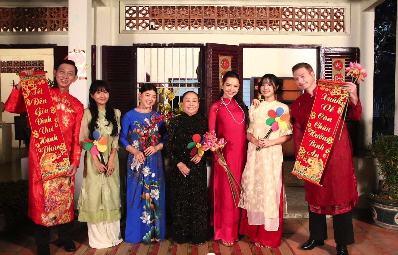 Kyo York đóng cặp với Hiền Trang, vào vai chàng rể miền Tây yêu văn hóa Việt