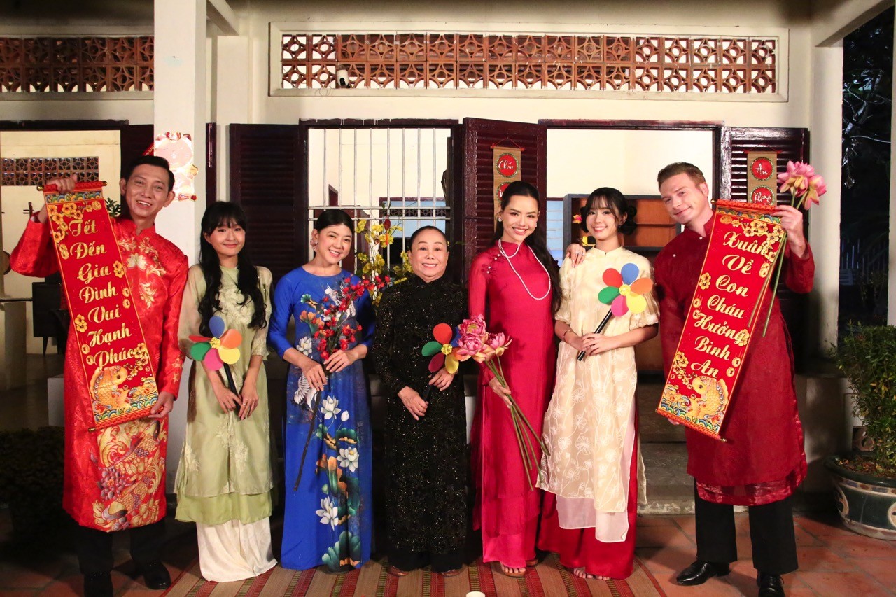 Kyo York đóng cặp với Hiền Trang, vào vai chàng rể miền Tây yêu văn hóa Việt