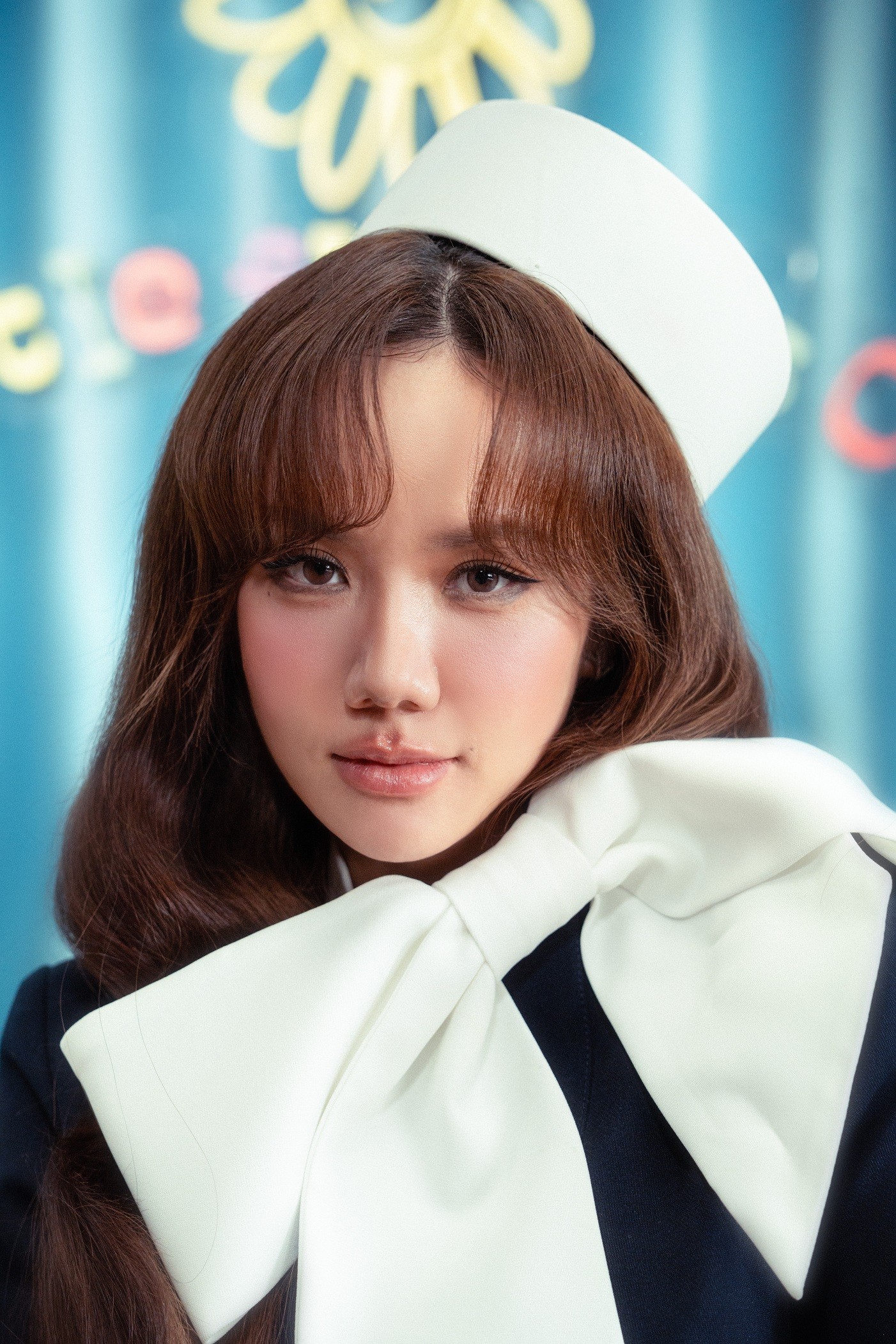 MV 'Vỗ tay' như… chương trình 'Táo Quân' của Phương Ly: Điểm lại 'tất tật' những sự kiện truyền cảm hứng của năm