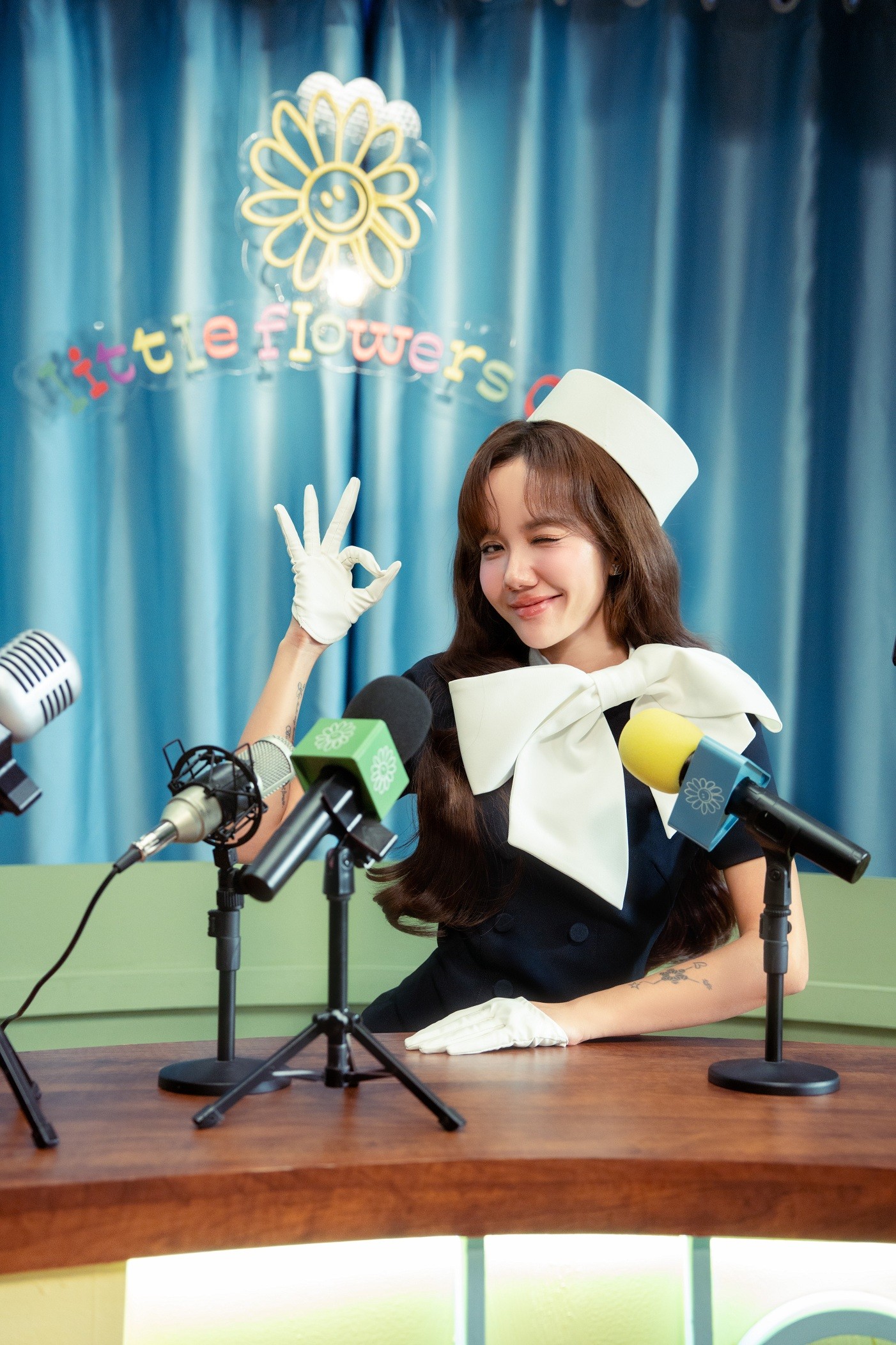 MV 'Vỗ tay' như… chương trình 'Táo Quân' của Phương Ly: Điểm lại 'tất tật' những sự kiện truyền cảm hứng của năm