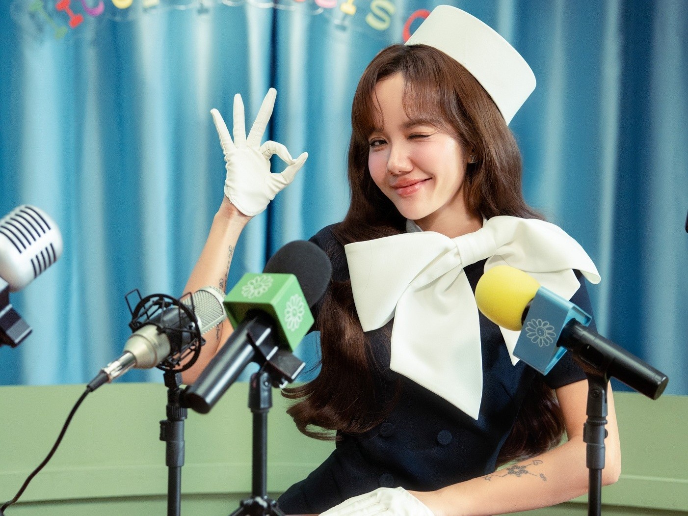 MV 'Vỗ tay' như… chương trình 'Táo Quân' của Phương Ly: Điểm lại 'tất tật' những sự kiện truyền cảm hứng của năm