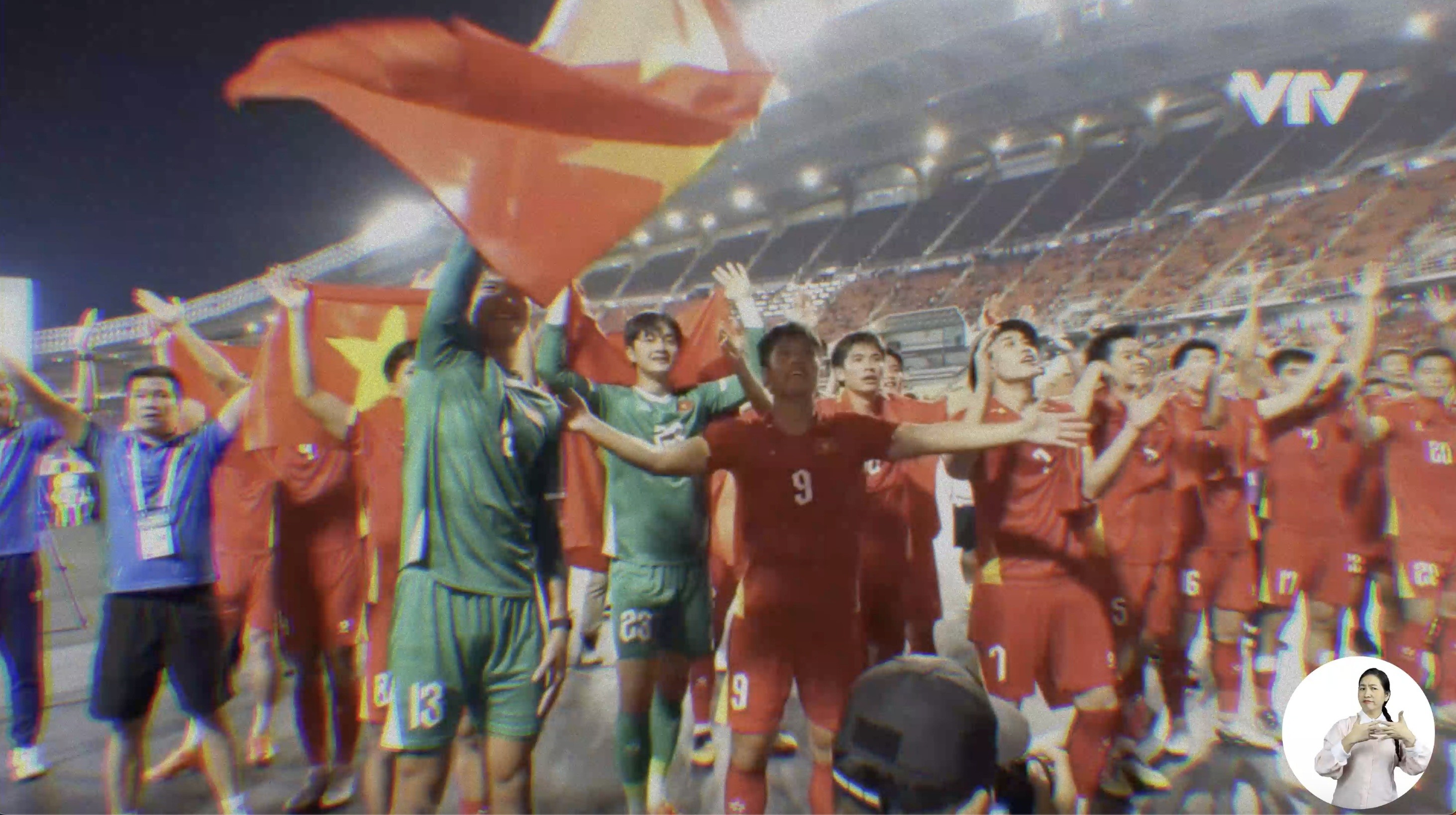 MV 'Vỗ tay' như… chương trình 'Táo Quân' của Phương Ly: Điểm lại 'tất tật' những sự kiện truyền cảm hứng của năm