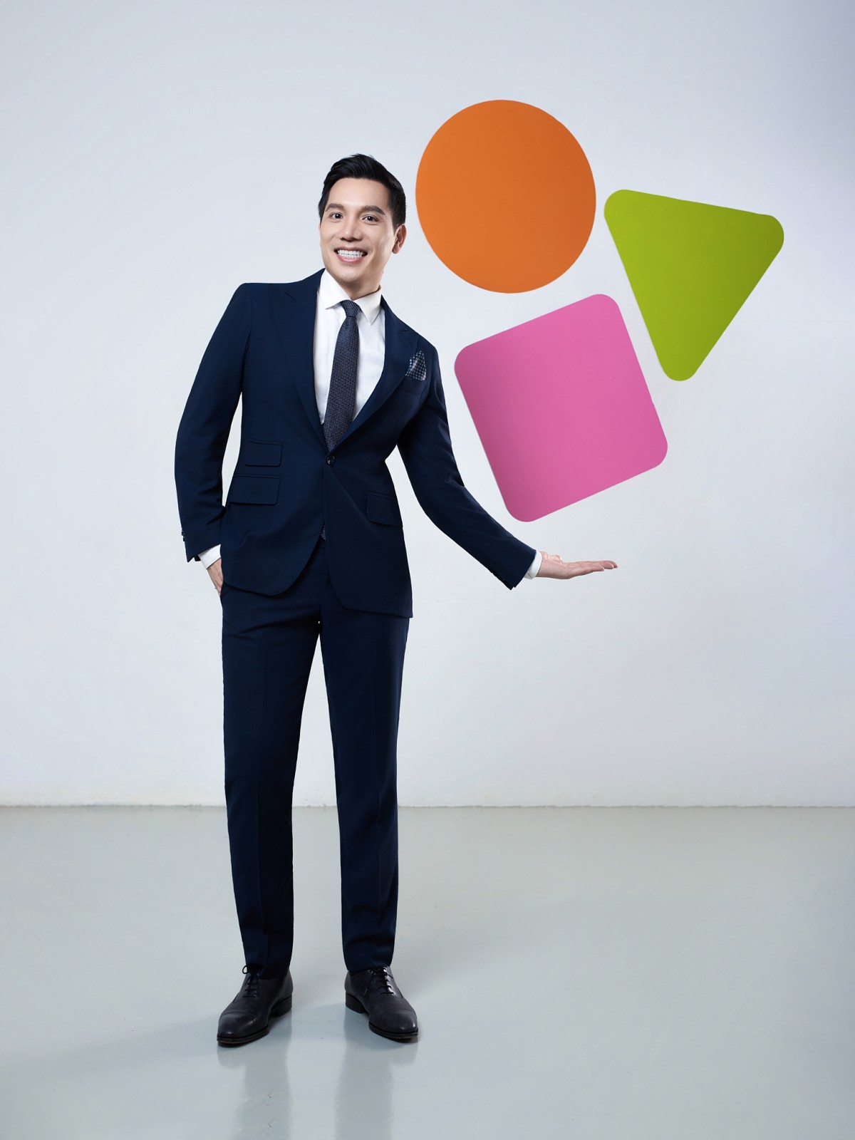 Profile 'khủng' của đạo diễn 'Mùi phở': 'Cha đẻ' của ca khúc quốc dân, 'cá mập' Shark Tank