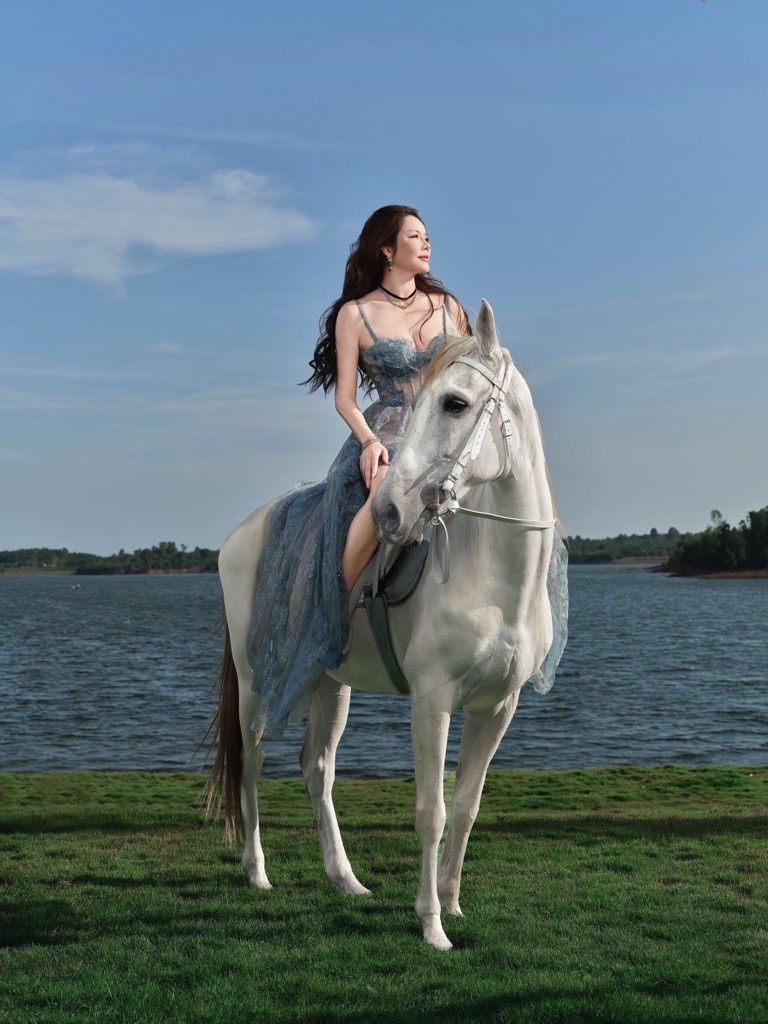 Lý Nhã Kỳ mang ngựa về resort chụp ảnh, tái hiện khí chất Tết Bính Ngọ