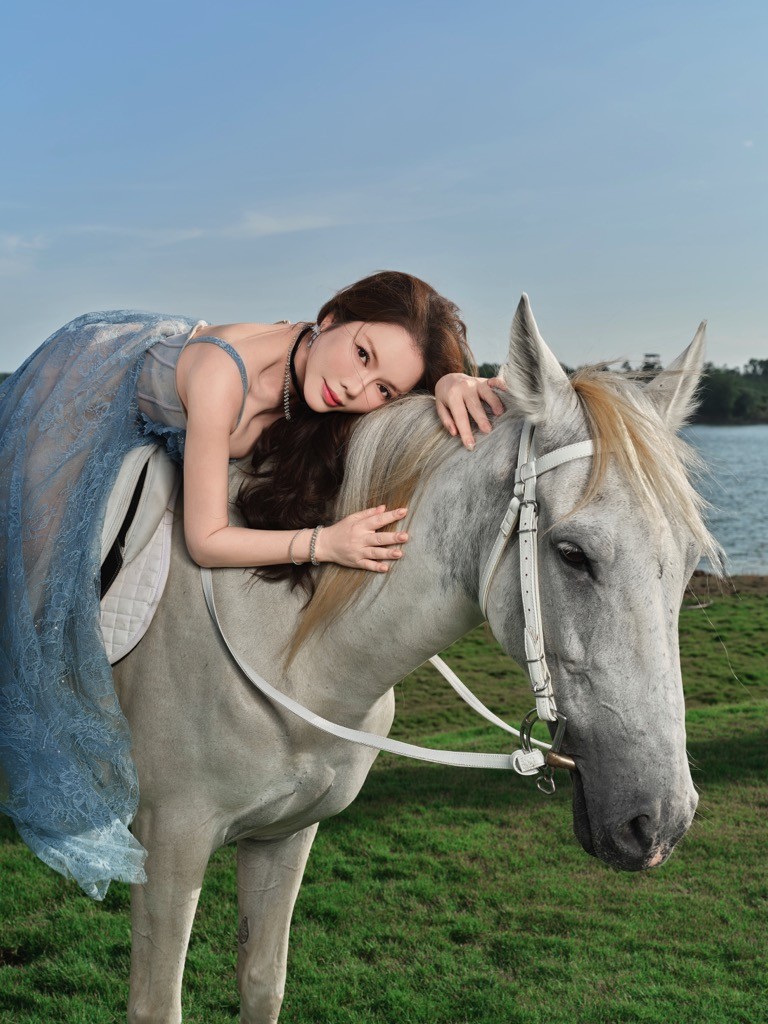 Lý Nhã Kỳ mang ngựa về resort chụp ảnh, tái hiện khí chất Tết Bính Ngọ