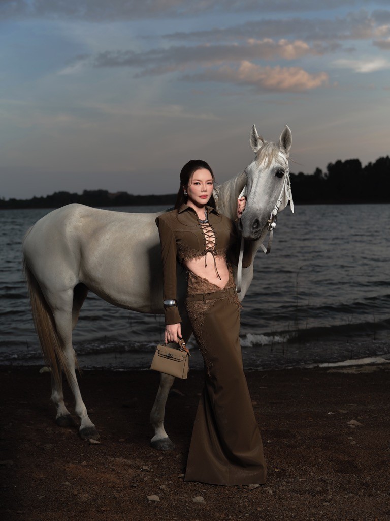 Lý Nhã Kỳ mang ngựa về resort chụp ảnh, tái hiện khí chất Tết Bính Ngọ