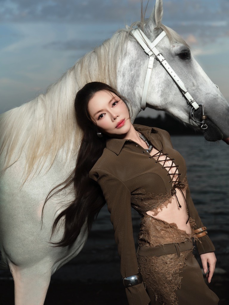 Lý Nhã Kỳ mang ngựa về resort chụp ảnh, tái hiện khí chất Tết Bính Ngọ