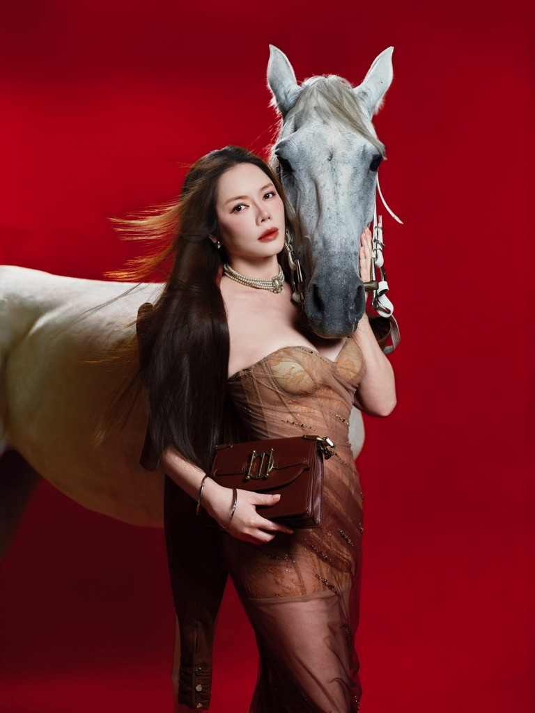Lý Nhã Kỳ mang ngựa về resort chụp ảnh, tái hiện khí chất Tết Bính Ngọ