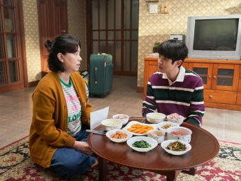 Cặp mẹ - con của phim 'Ký sinh trùng' tái hợp trong 'Đếm ngày xa mẹ', mới tung teaser trailer đã thấy cảm động