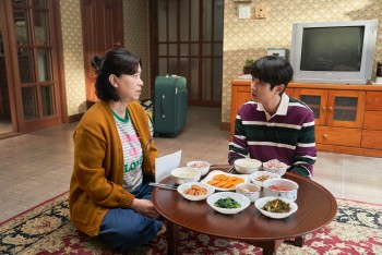 Cặp mẹ - con của phim 'Ký sinh trùng' tái hợp trong 'Đếm ngày xa mẹ', mới tung teaser trailer đã thấy cảm động