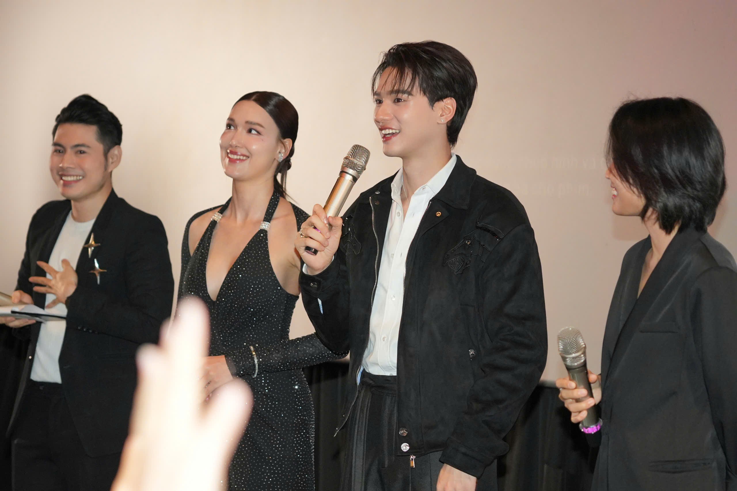 Keng Harit bùng nổ visual khi sang Việt Nam đi cinetour phim 'Người đẹp và quái lạ'