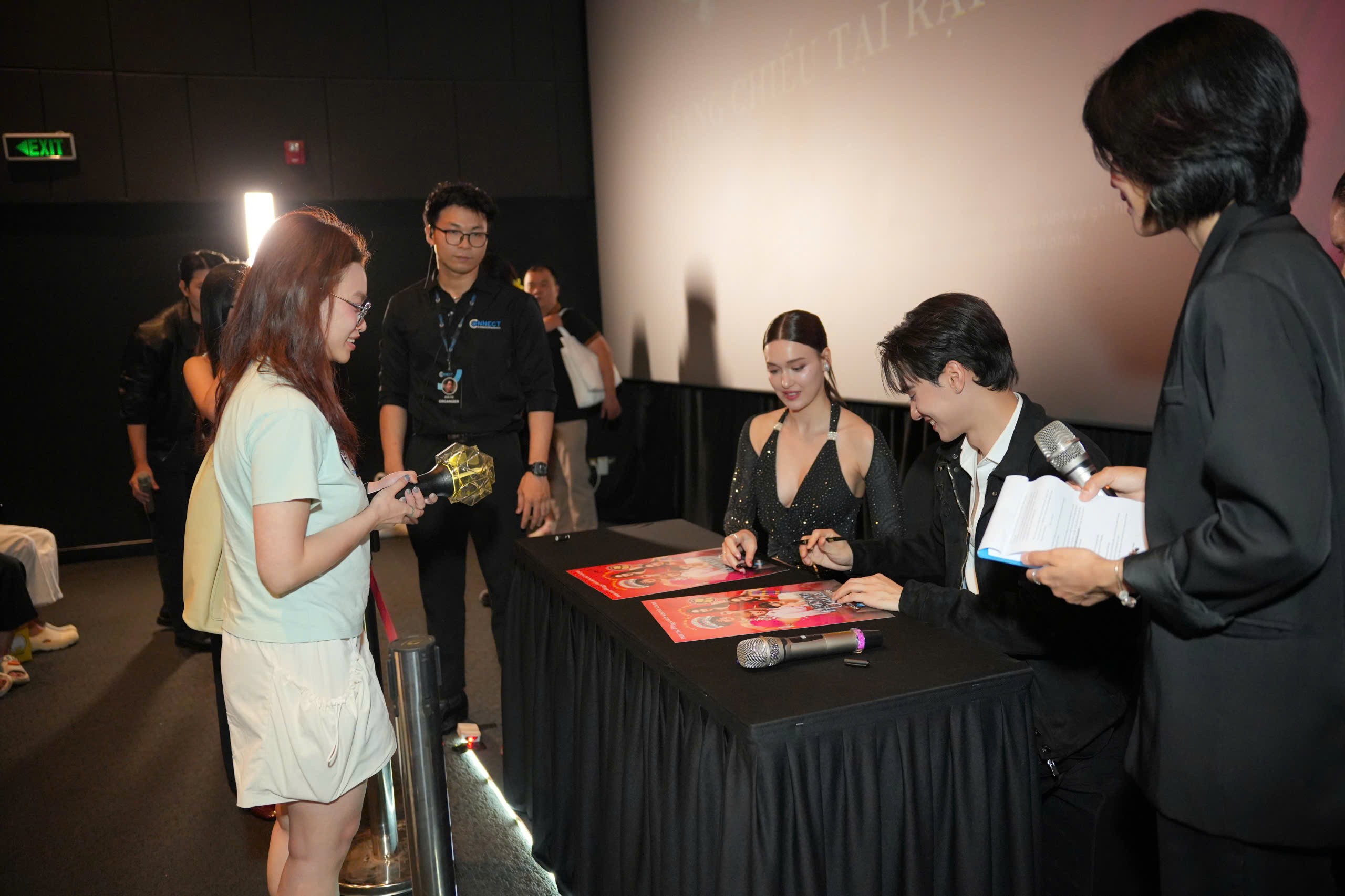 Keng Harit bùng nổ visual khi sang Việt Nam đi cinetour phim 'Người đẹp và quái lạ'