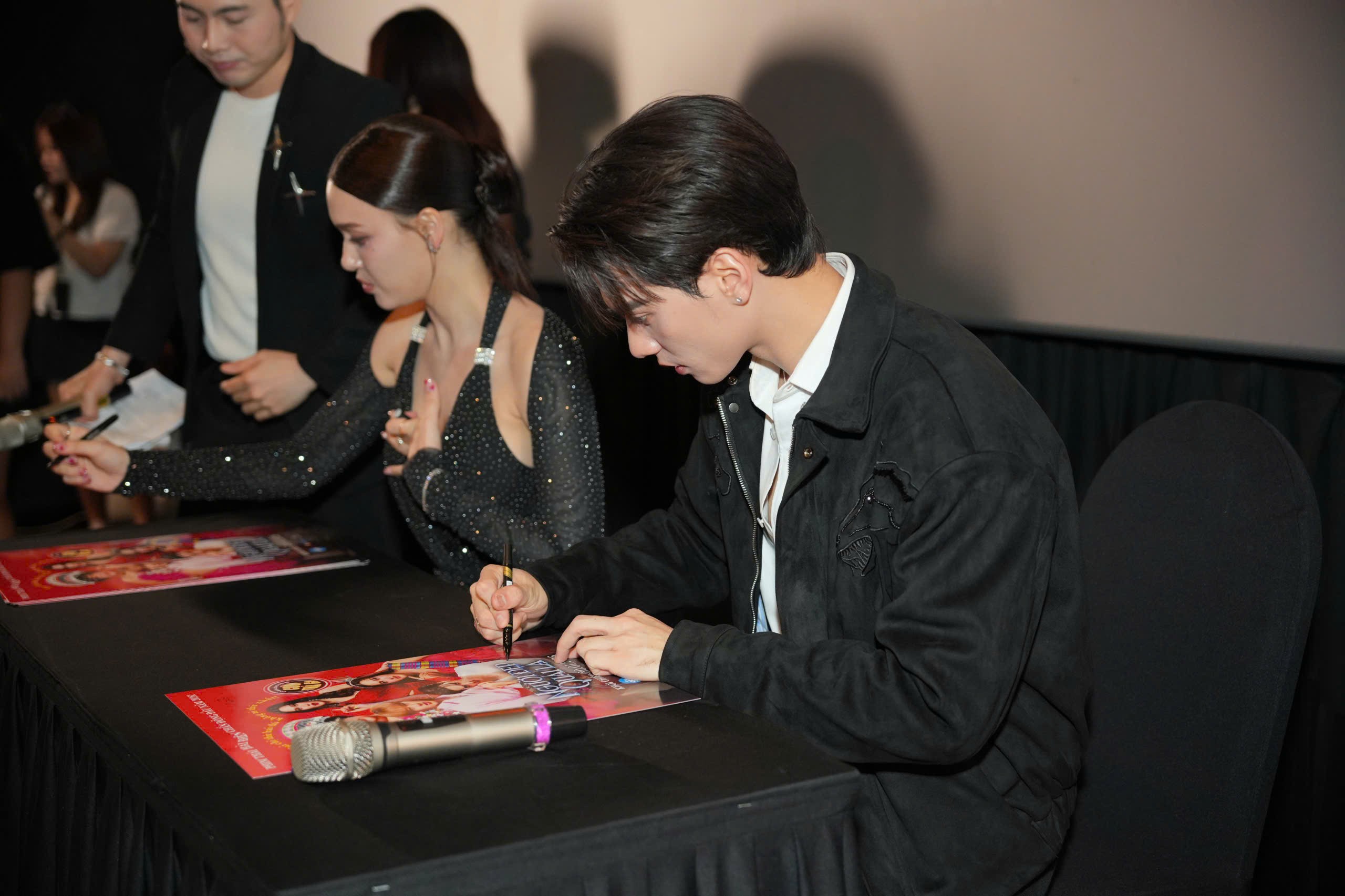 Keng Harit bùng nổ visual khi sang Việt Nam đi cinetour phim 'Người đẹp và quái lạ'