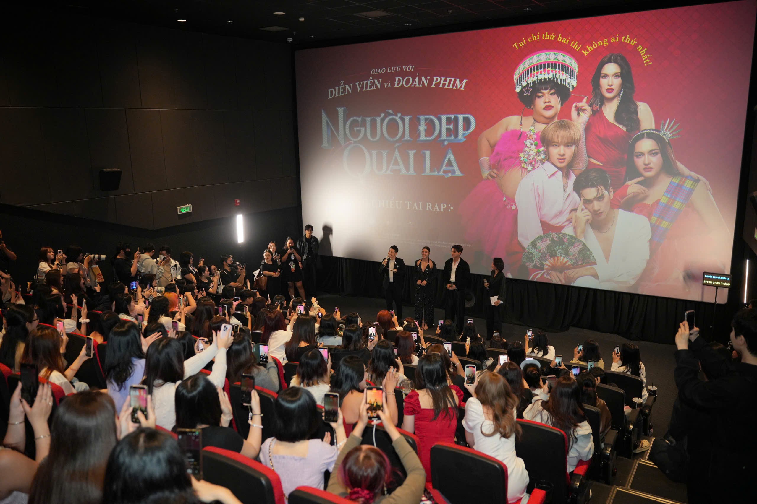 Keng Harit bùng nổ visual khi sang Việt Nam đi cinetour phim 'Người đẹp và quái lạ'