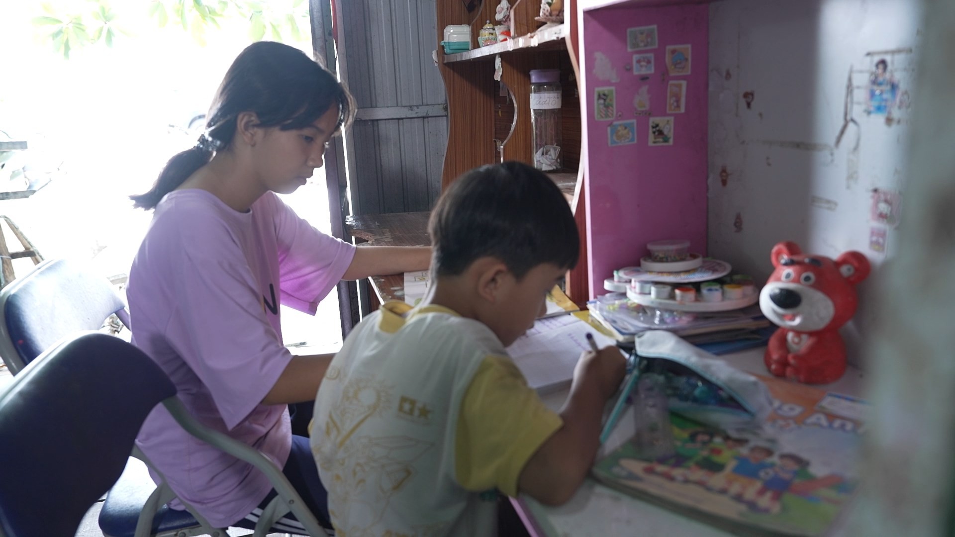 'Mái ấm gia đình Việt': Đại Nghĩa và Nhâm Phương Nam không cầm được nước mắt trước người bà bệnh tật vẫn gồng gánh nuôi 3 cháu mồ côi