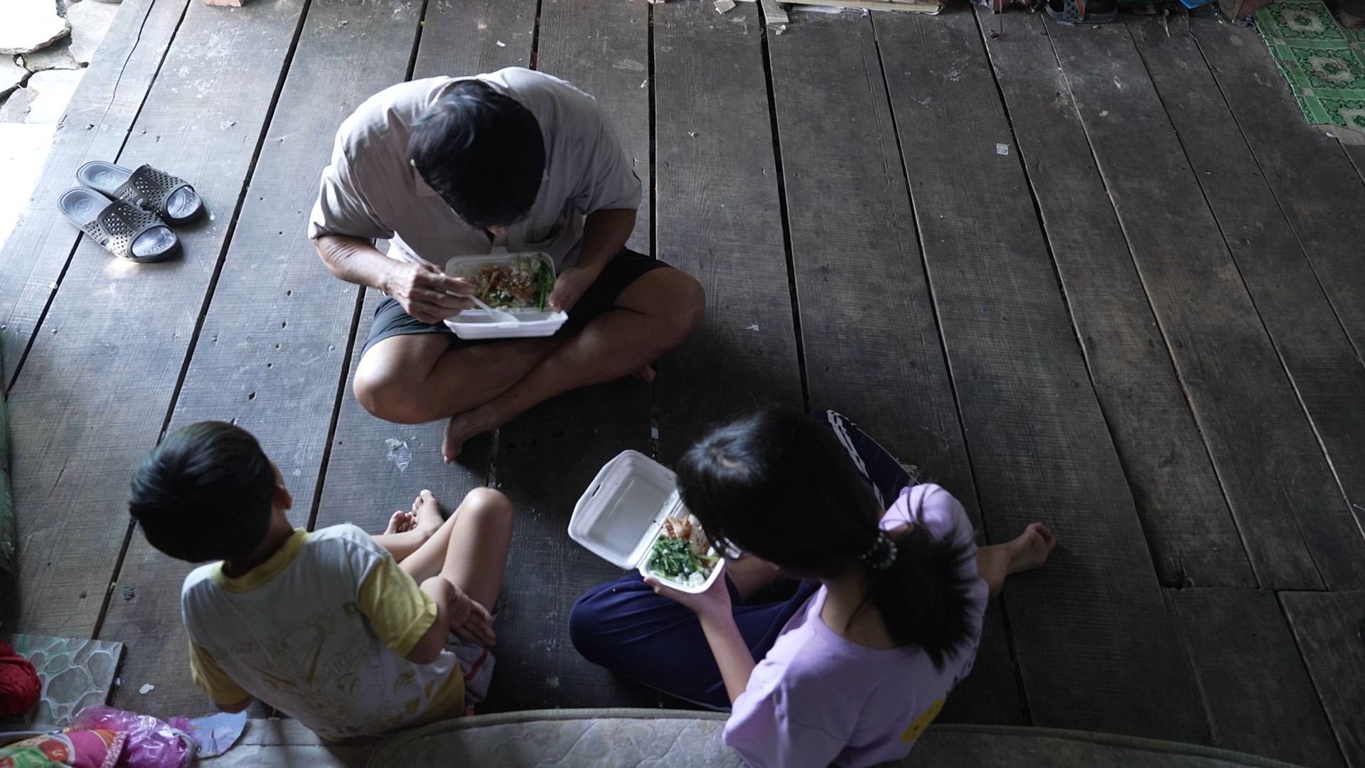 'Mái ấm gia đình Việt': Đại Nghĩa và Nhâm Phương Nam không cầm được nước mắt trước người bà bệnh tật vẫn gồng gánh nuôi 3 cháu mồ côi