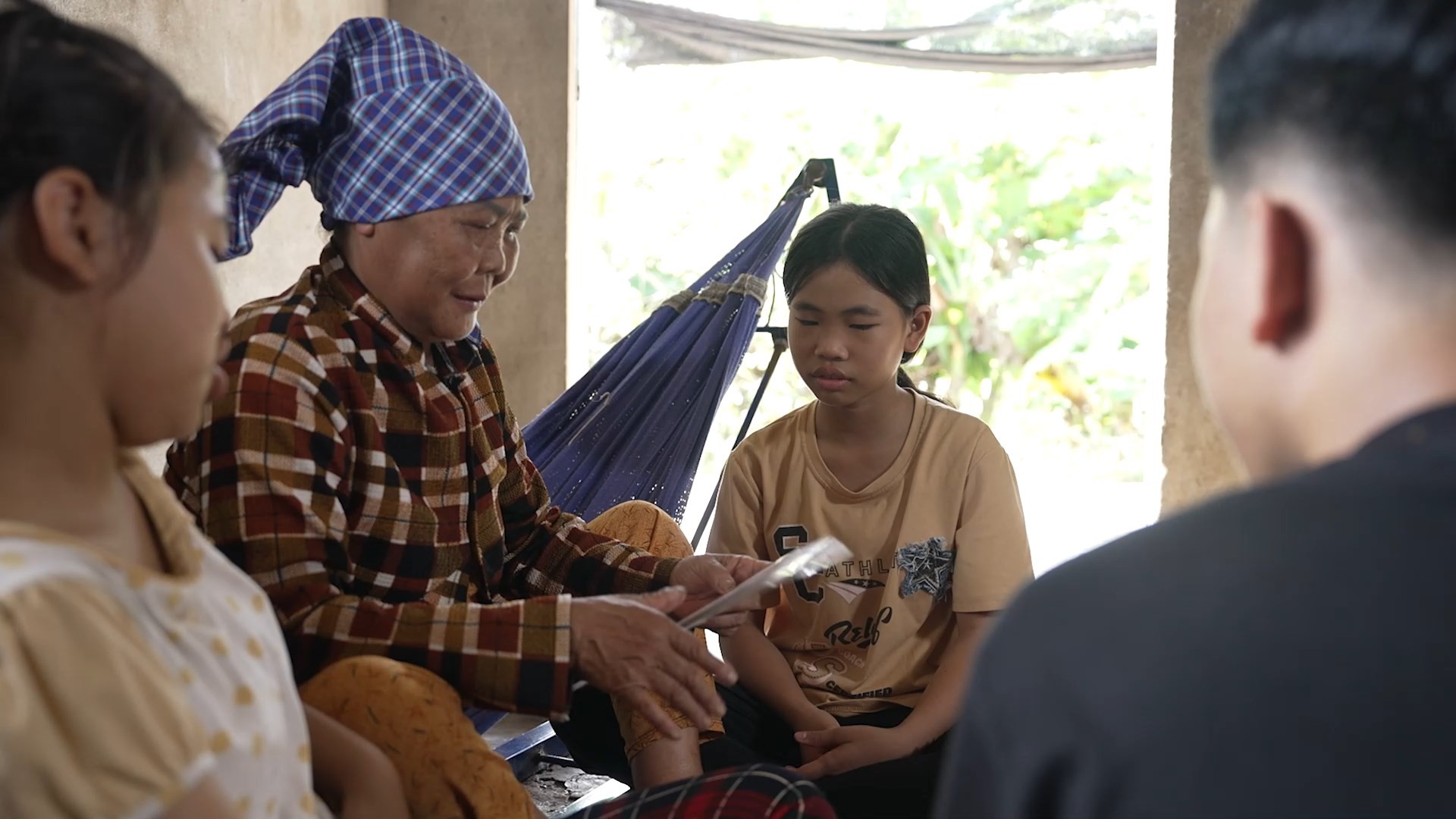 'Mái ấm gia đình Việt': Đại Nghĩa và Nhâm Phương Nam không cầm được nước mắt trước người bà bệnh tật vẫn gồng gánh nuôi 3 cháu mồ côi