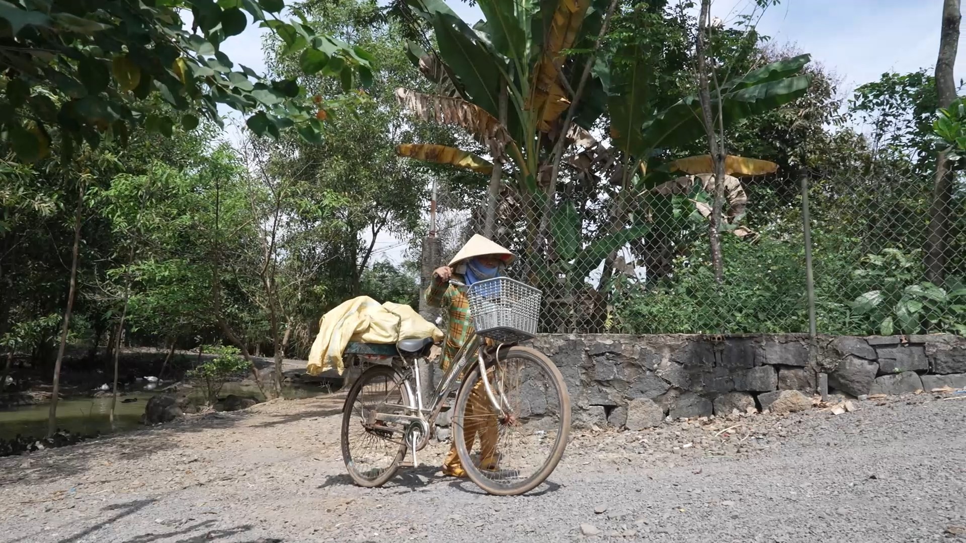 'Mái ấm gia đình Việt': Đại Nghĩa và Nhâm Phương Nam không cầm được nước mắt trước người bà bệnh tật vẫn gồng gánh nuôi 3 cháu mồ côi